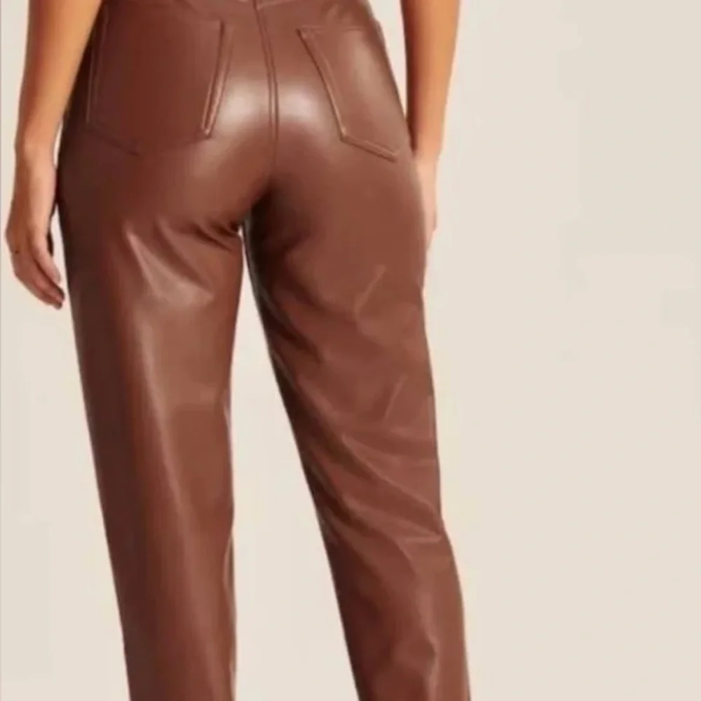Abercrombie & Fitch - Criss-Cross Waistband Vegan Leather 90s Straight Pant - Picture 6 of 13